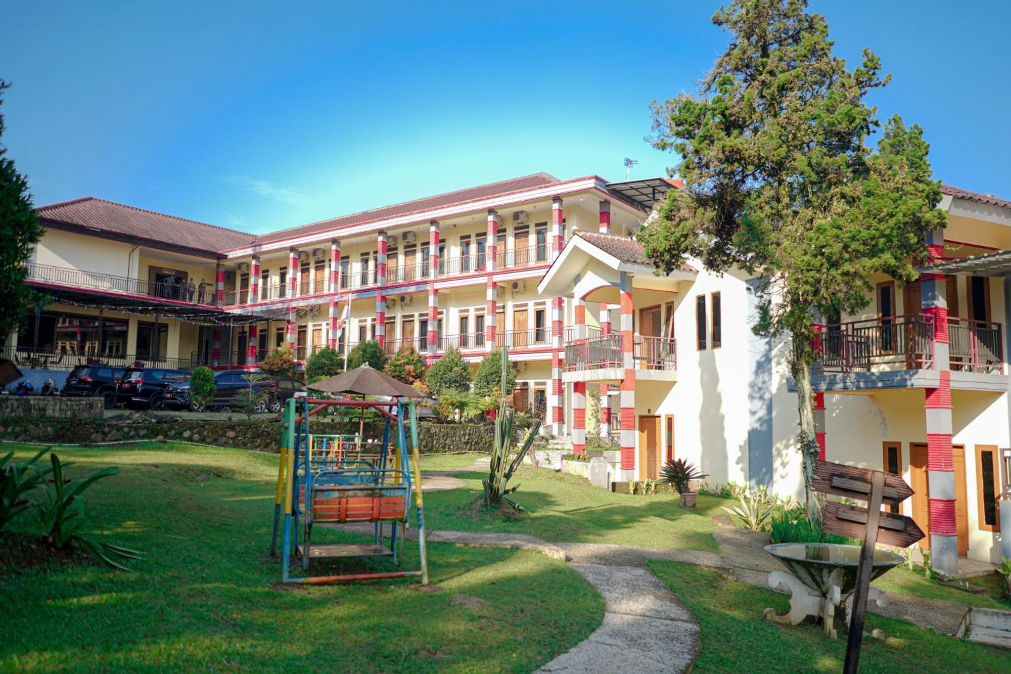 Bayak Hotel Bumdes Cipayung & Resort Ciguntur Exterior photo